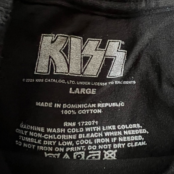 Kiss Monochrome Graphic Tee - Picture 5 of 6